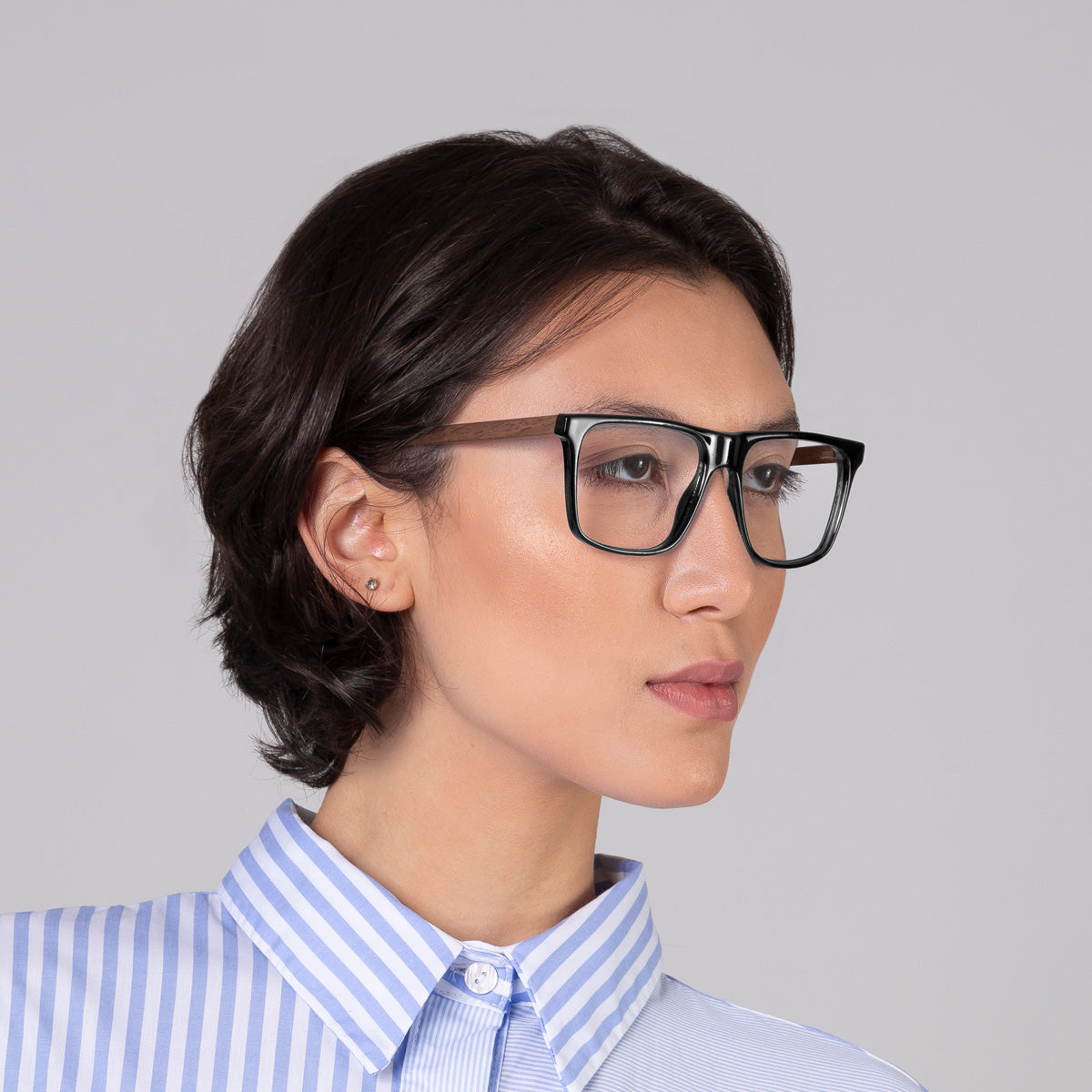 Armação Zeta Black em modelo com rosto médio