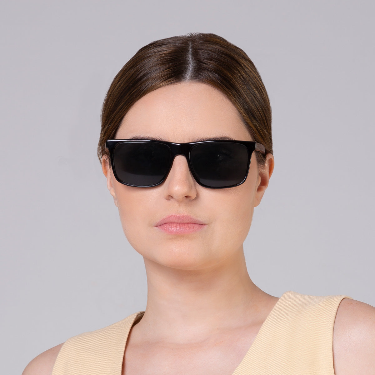 Óculos Zeta Black em modelo com rosto grande