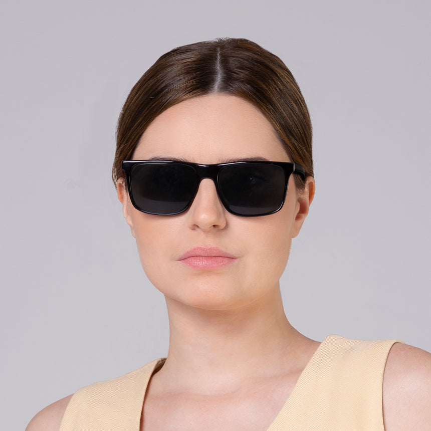 Óculos Zeta Black em modelo com rosto grande
