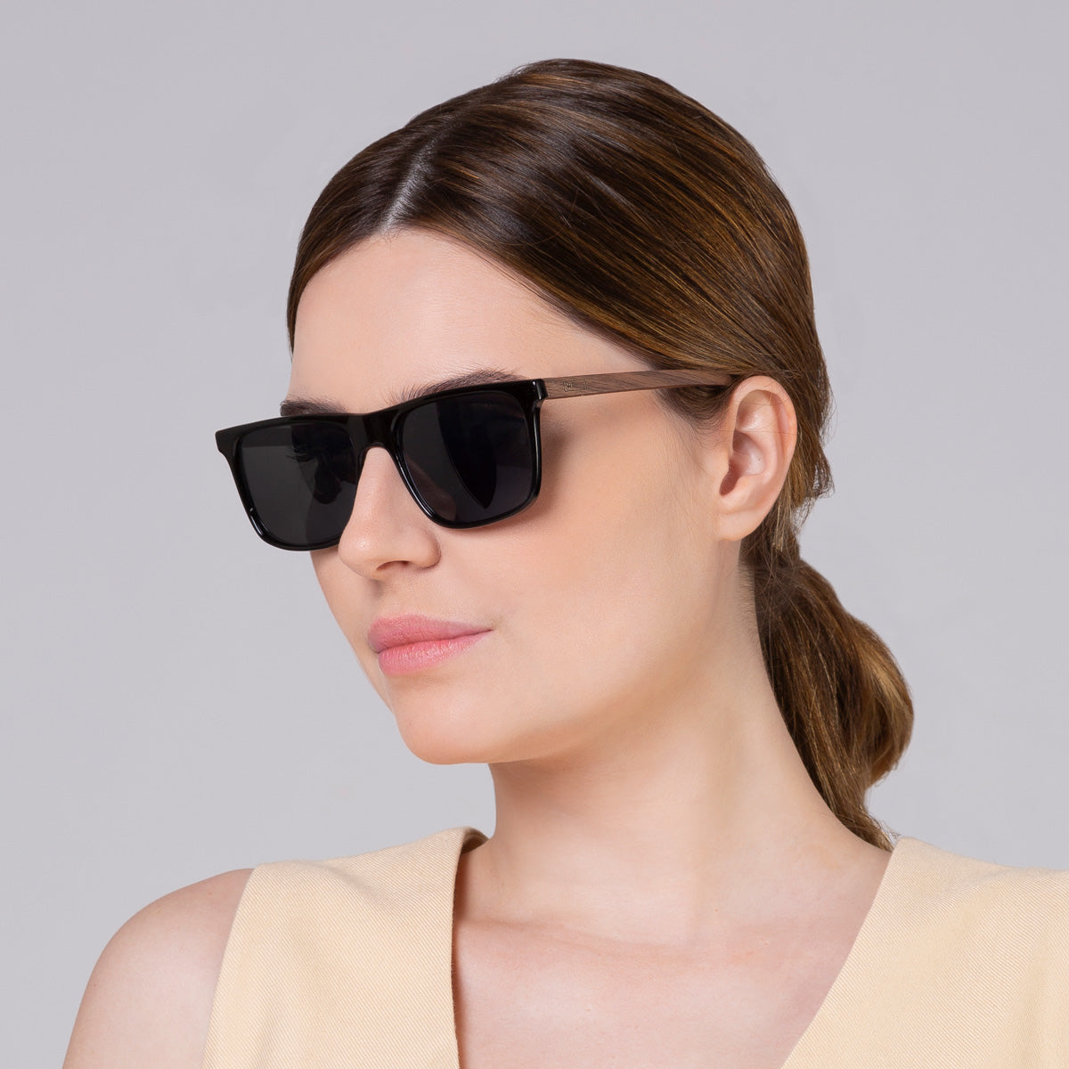 Óculos Zeta Black em modelo com rosto grande