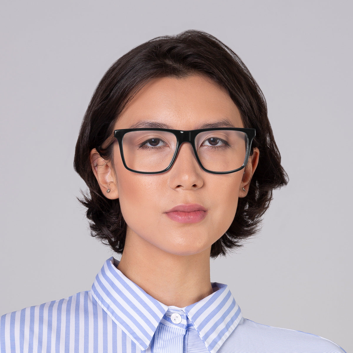 Armação Zeta Black em modelo com rosto médio