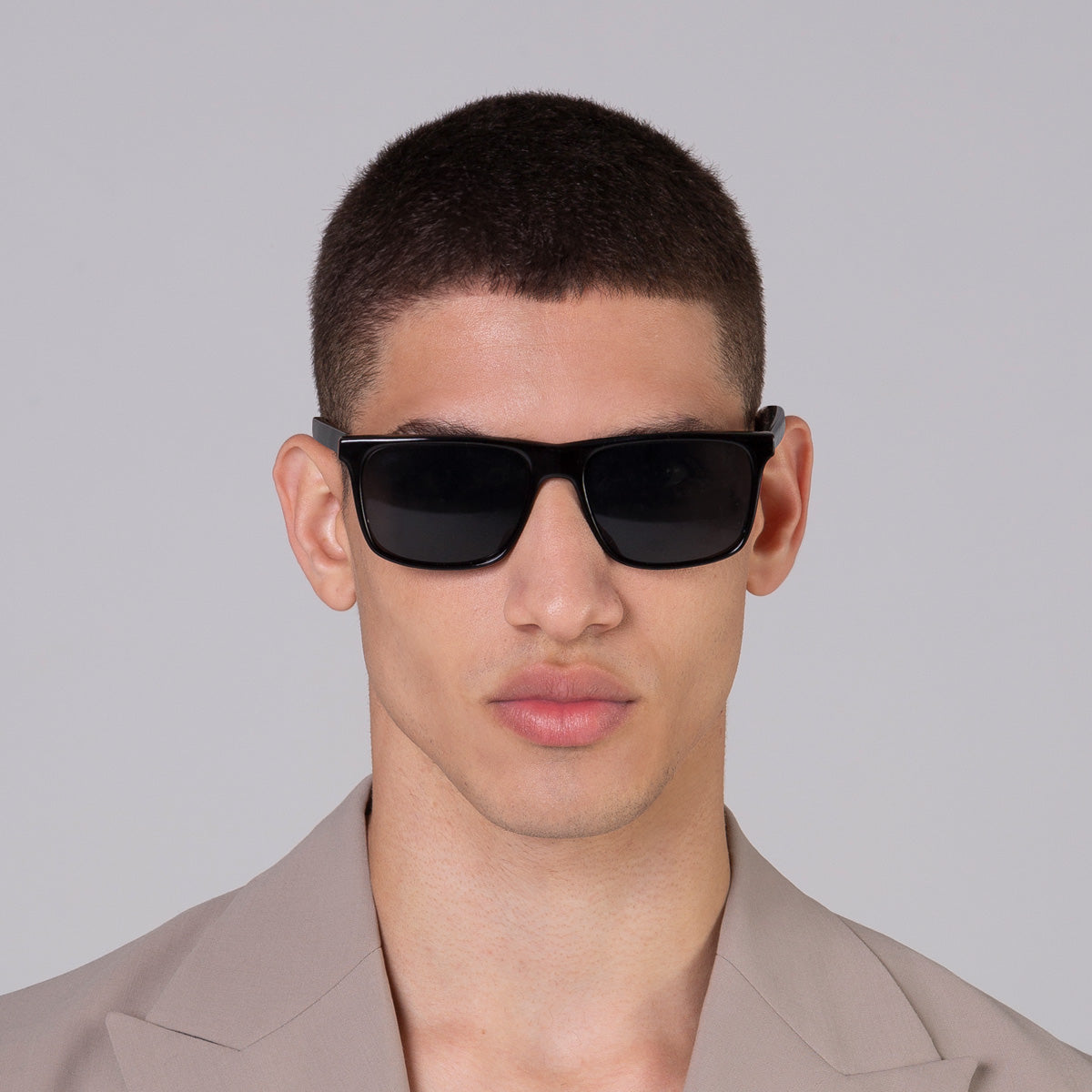 Óculos Zeta Black em modelo com rosto médio