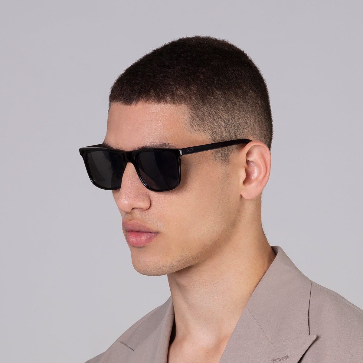 Óculos Zeta Black em modelo com rosto médio