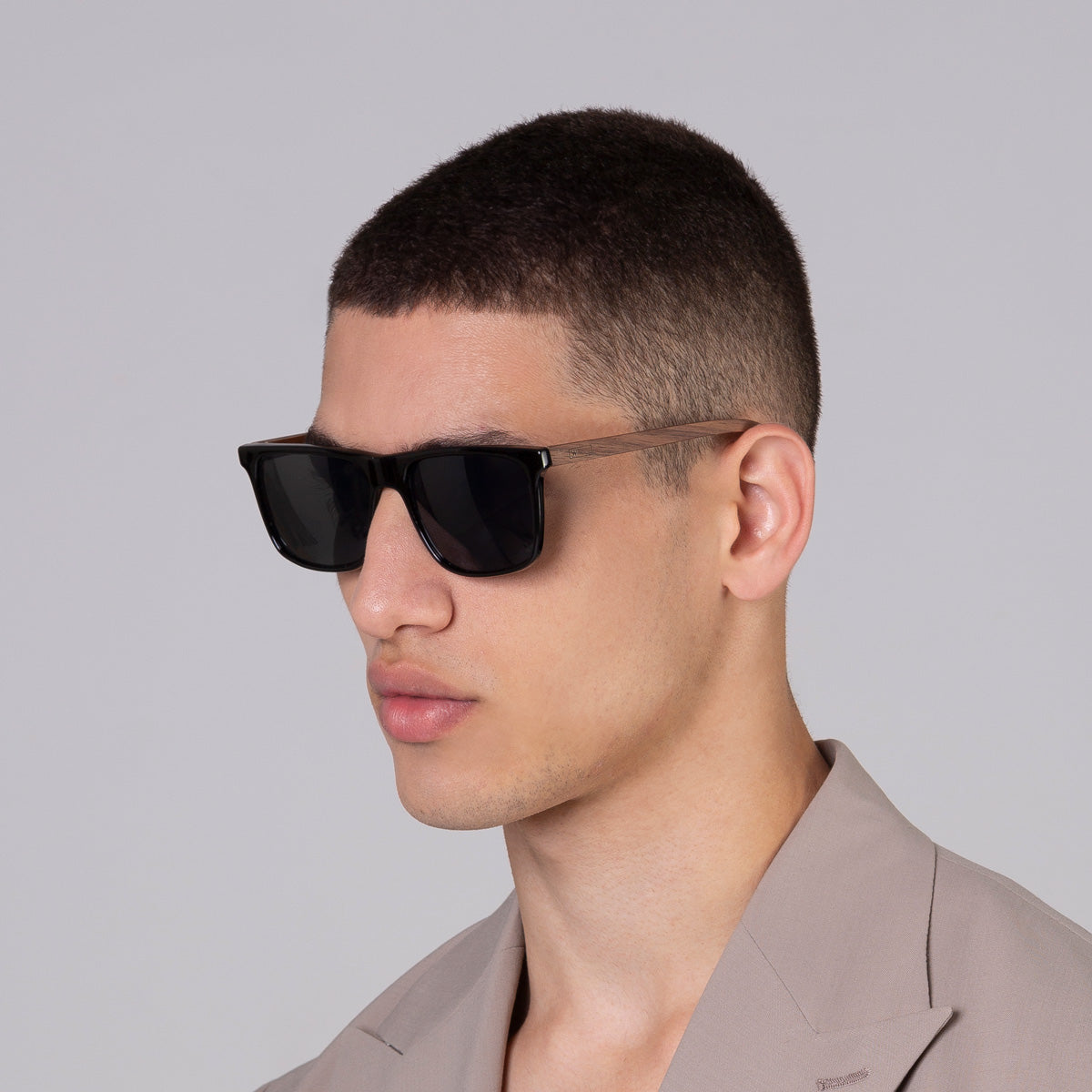 Óculos Zeta Black em modelo com rosto médio