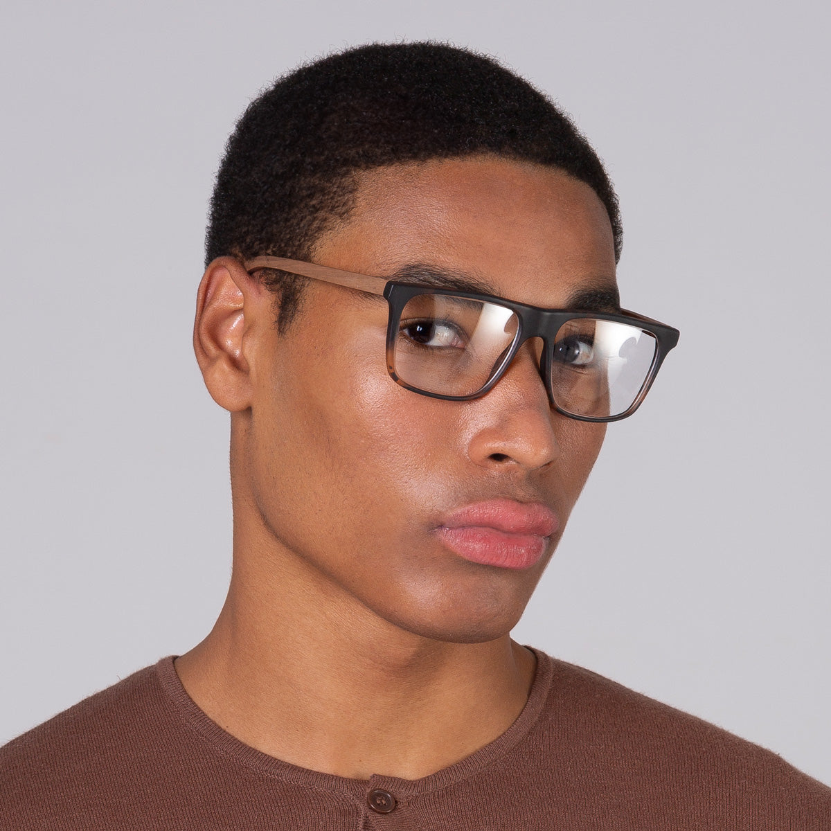 Armação Zeta Tortoise fosco em modelo com rosto grande