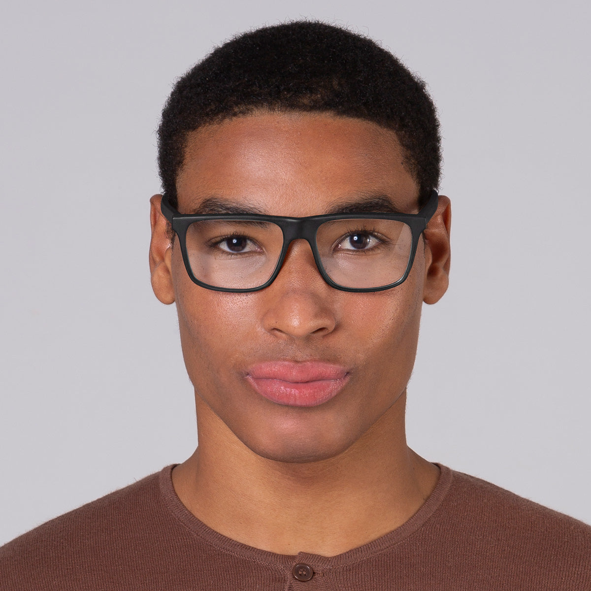Armação Zeta Black Fosco em modelo com rosto grande