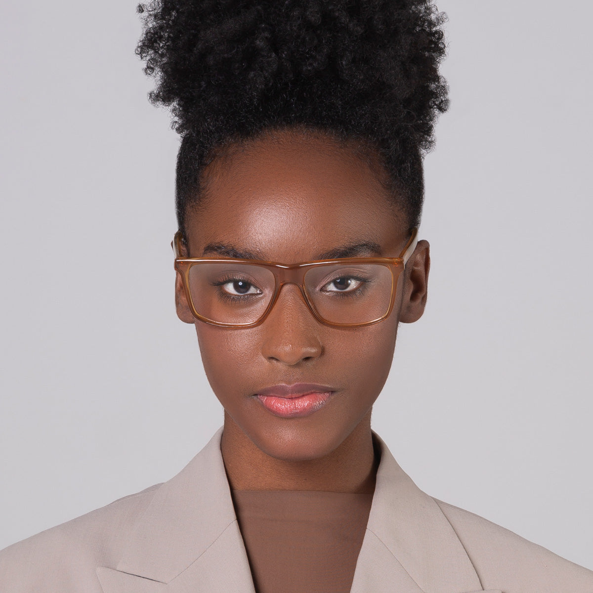 Armação Zeta Camel em modelo com rosto pequeno