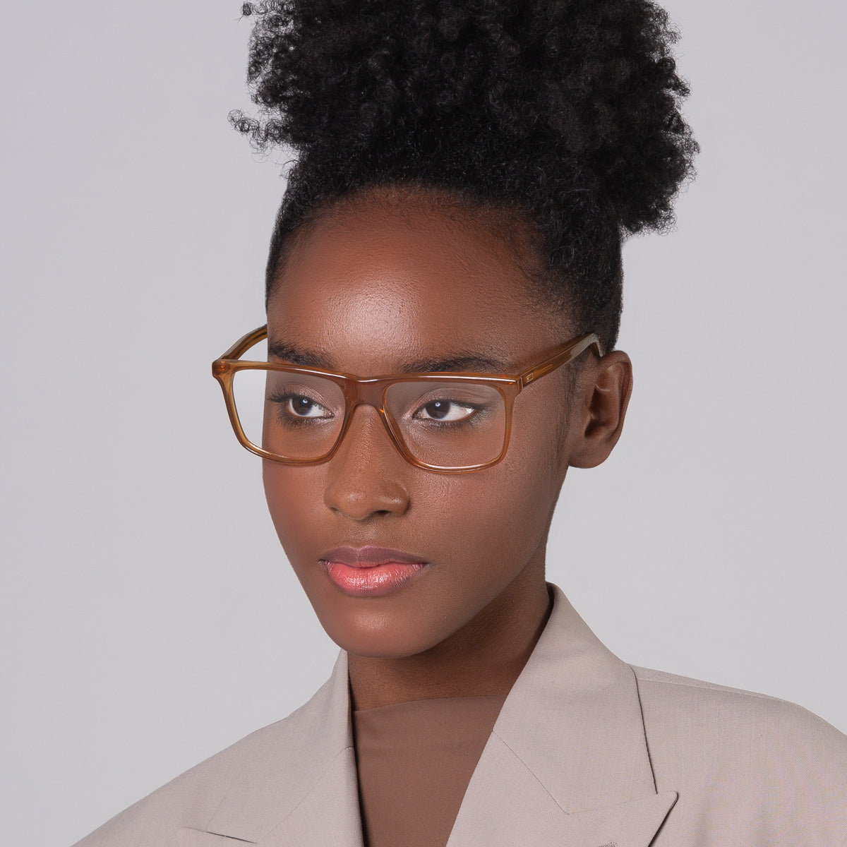 Armação Zeta Camel em modelo com rosto pequeno