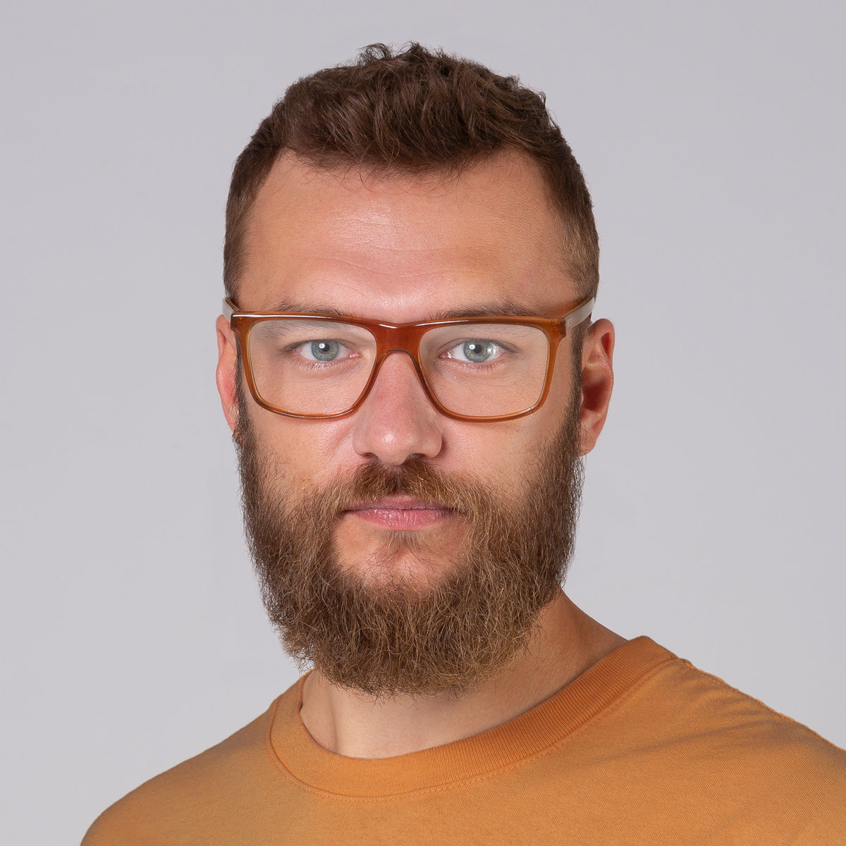 Armação Zeta Camel em modelo com rosto grande