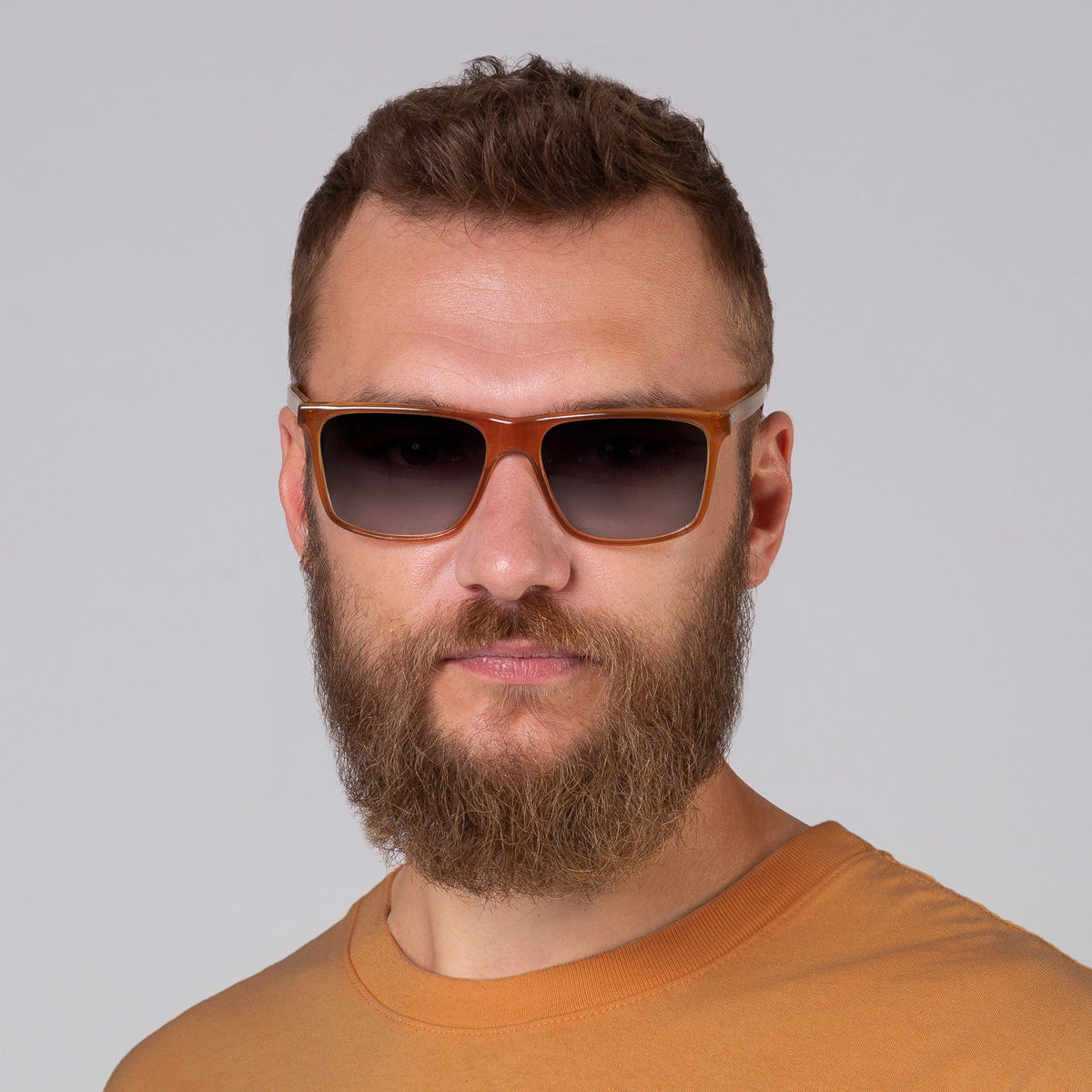 Óculos Zeta Camel em modelo com rosto grande