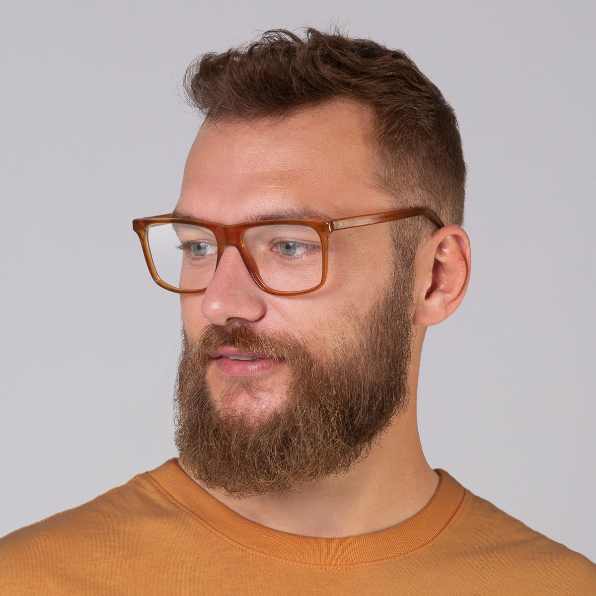 Armação Zeta Camel em modelo com rosto grande