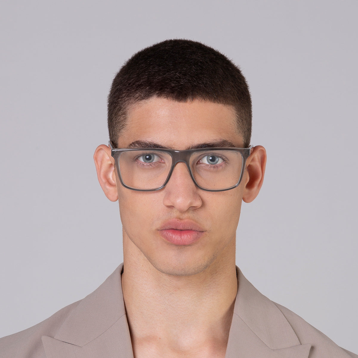 Armação Zeta Grafite em modelo com rosto médio