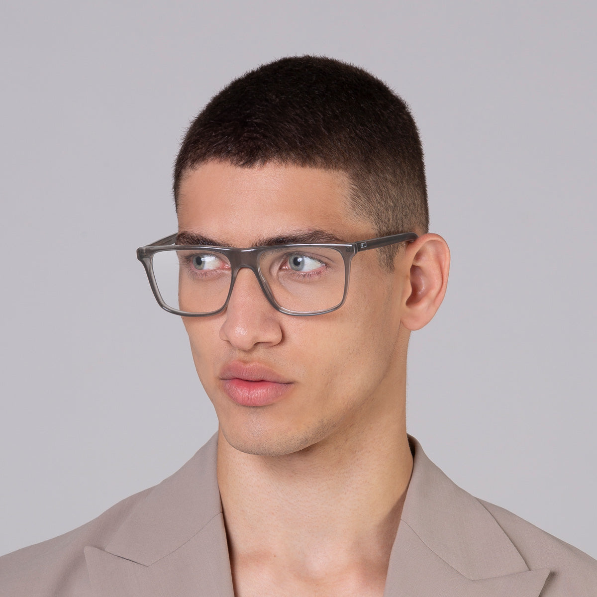 Armação Zeta Grafite em modelo com rosto médio