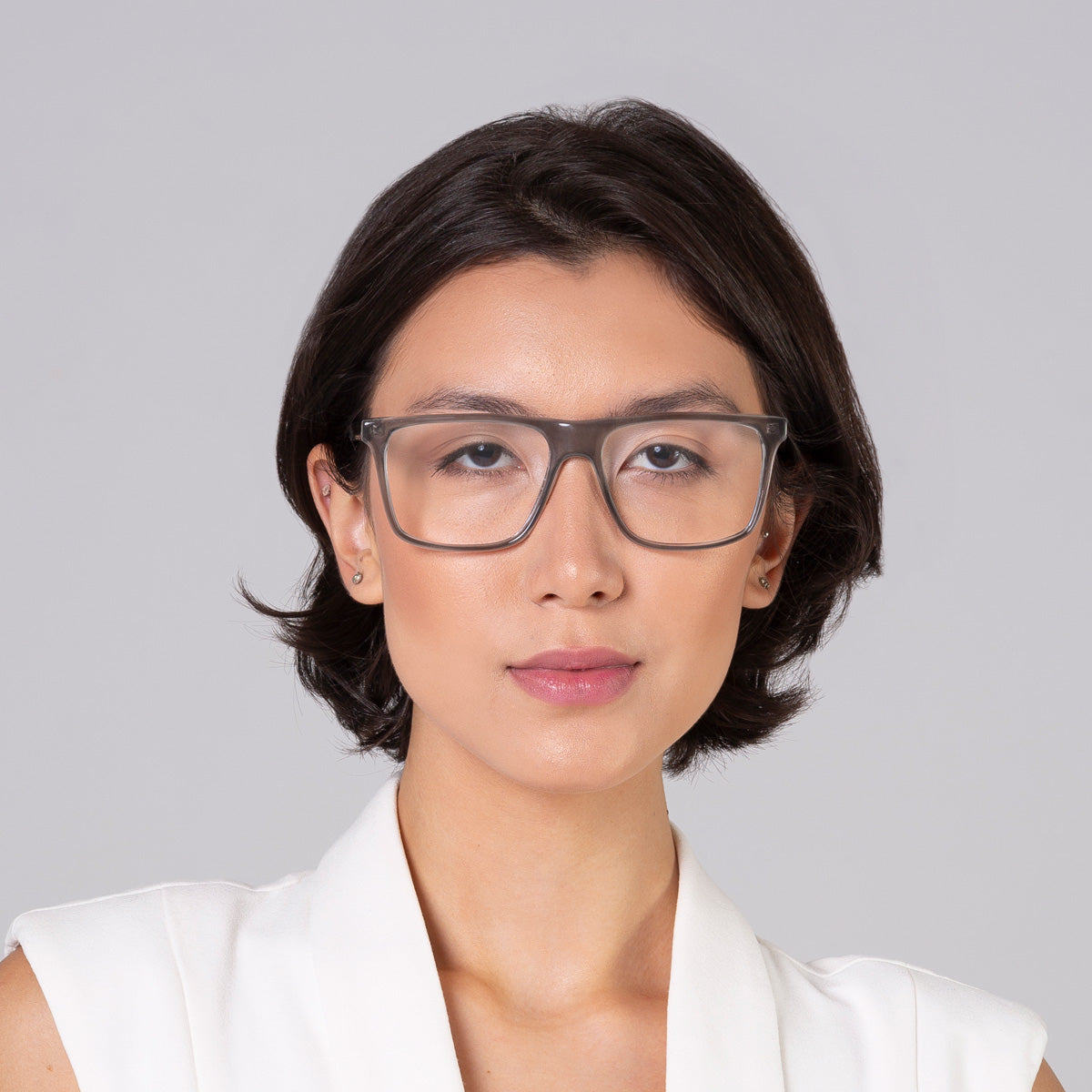 Armação Zeta Grafite em modelo com rosto médio