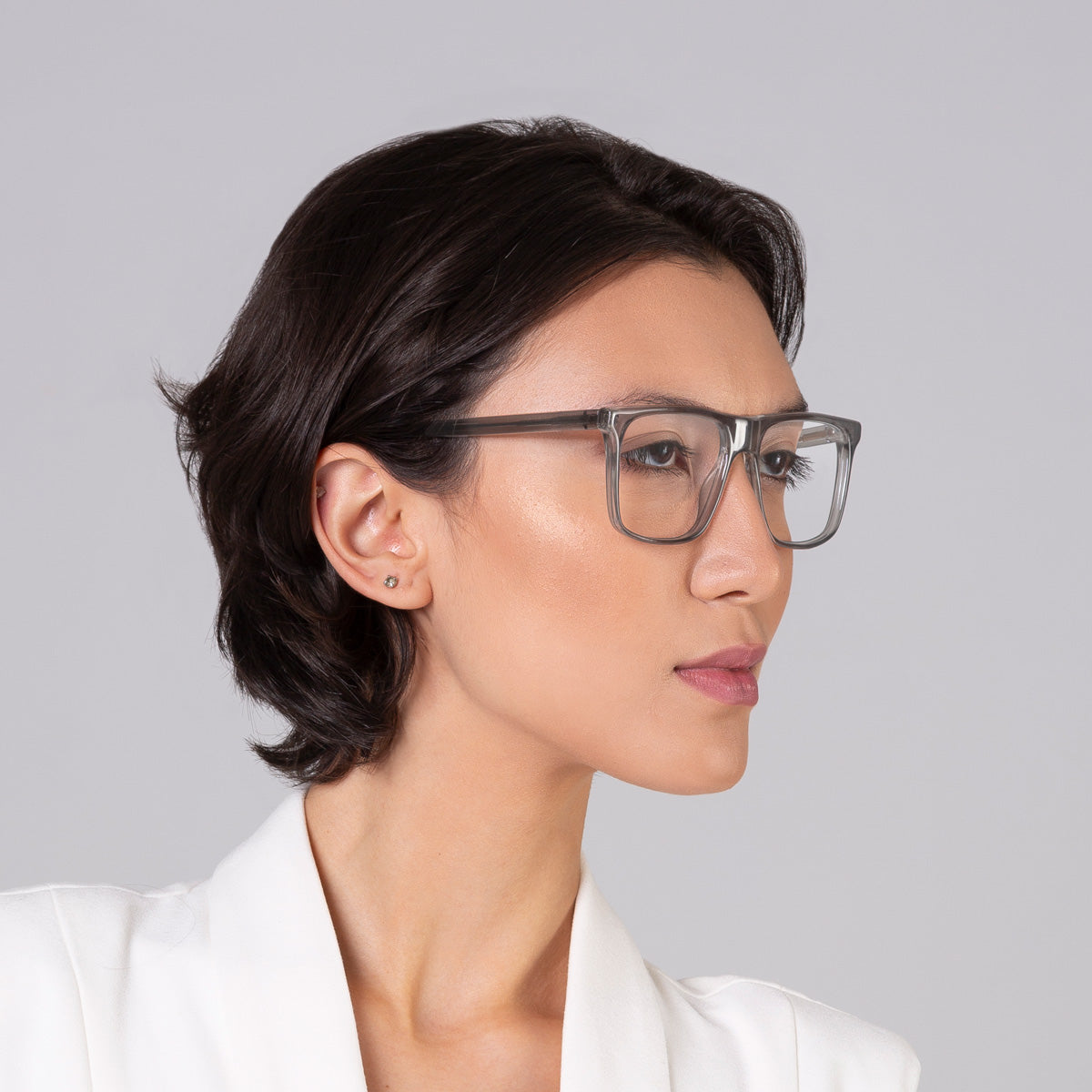 Armação Zeta Grafite em modelo com rosto médio