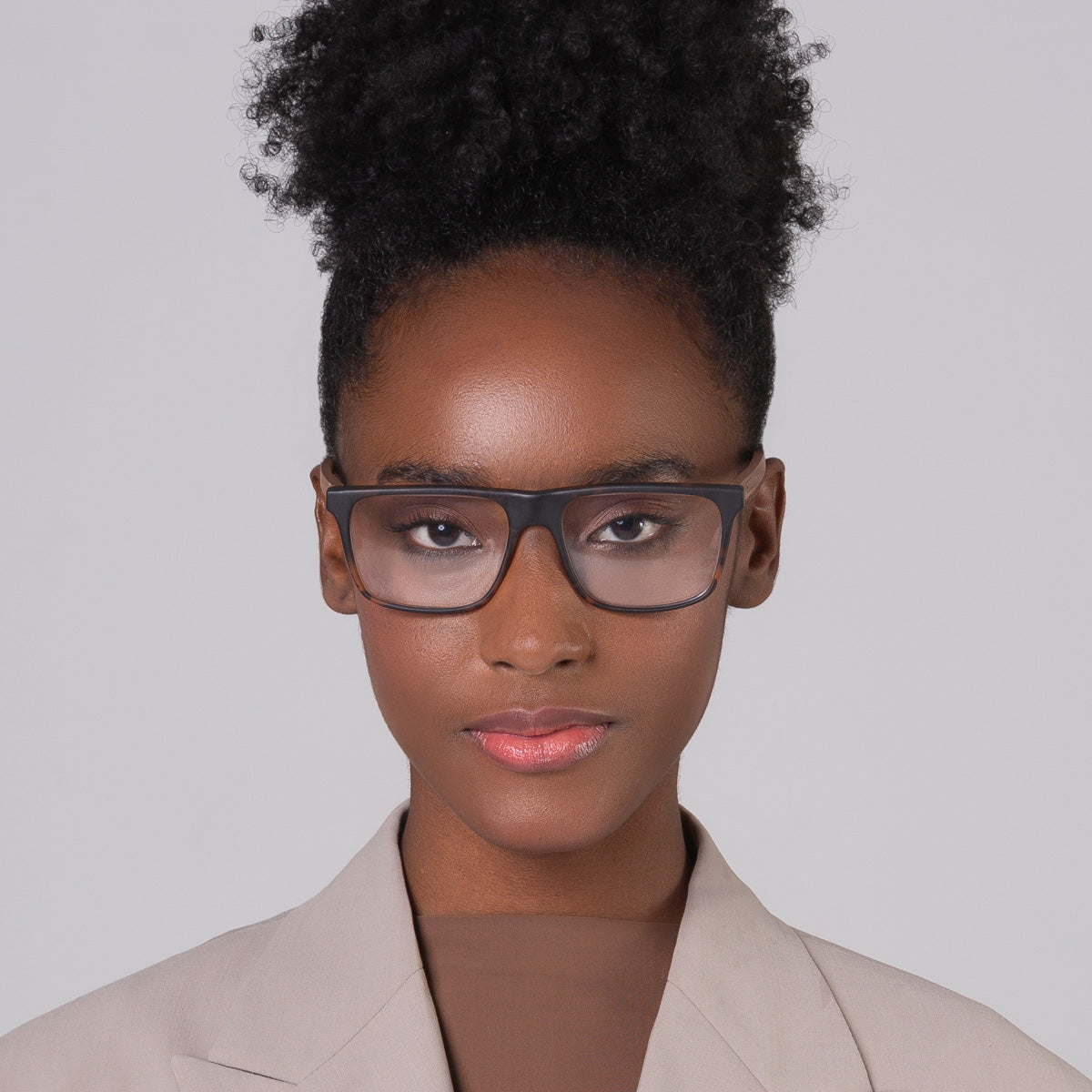 Armação Zeta Tortoise fosco em modelo com rosto pequeno