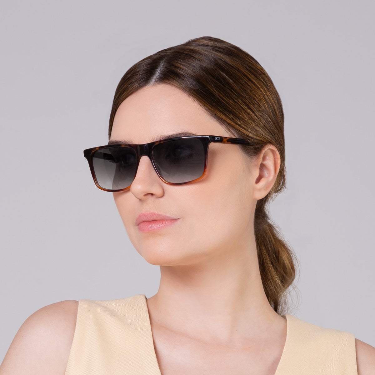 Óculos Zeta Tortoise em modelo com rosto grande