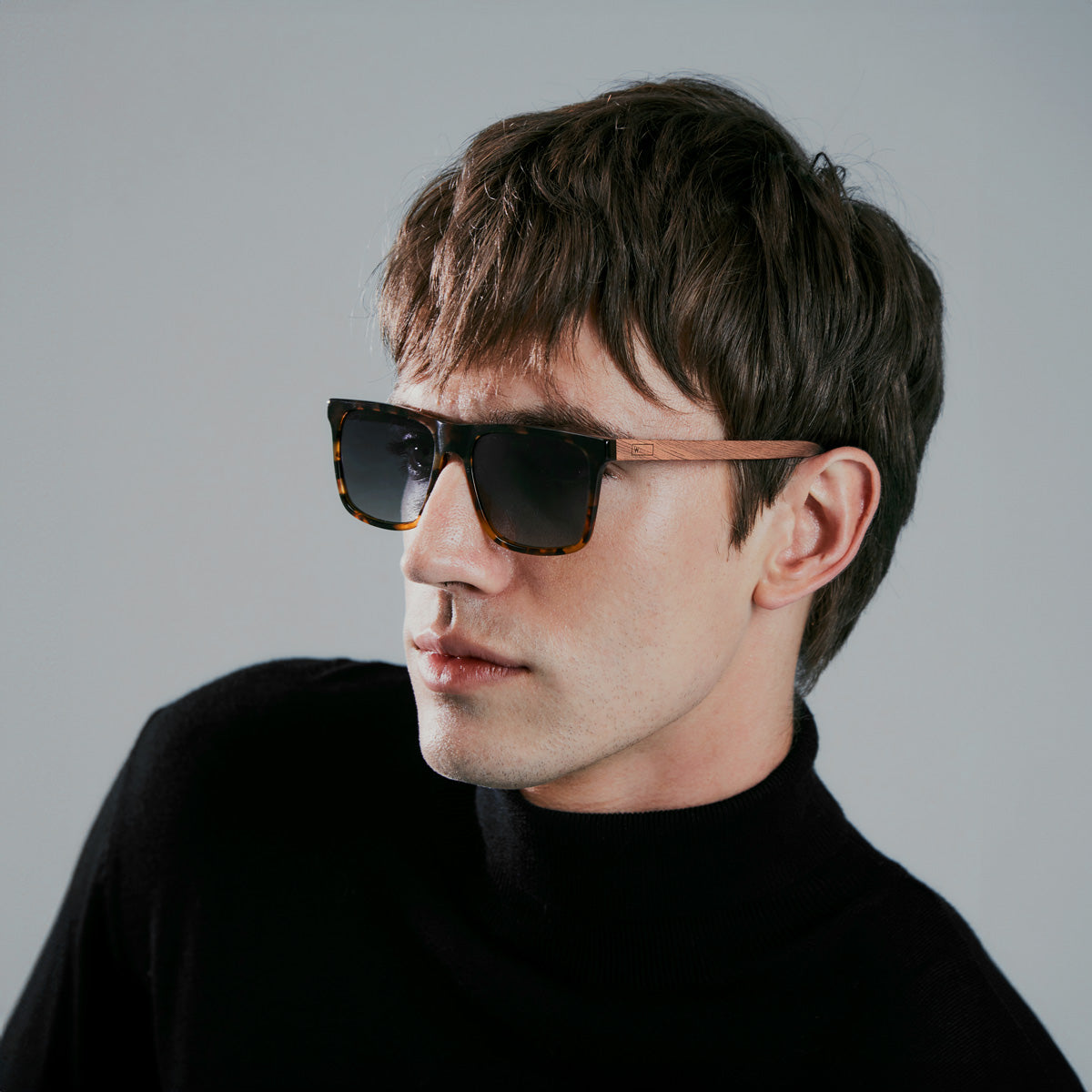 Óculos Zeta Tortoise em modelo com rosto grande