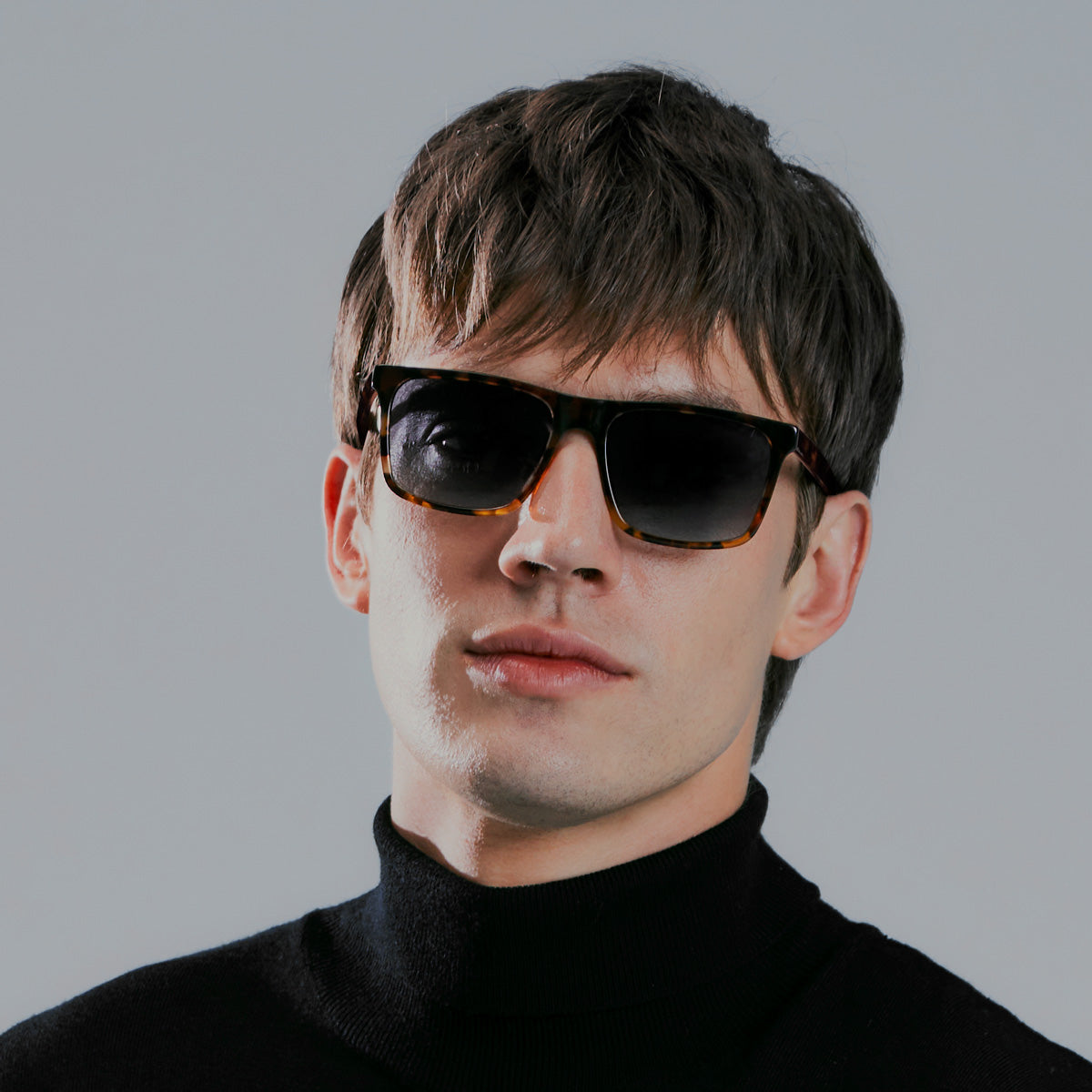 Óculos Zeta Tortoise em modelo com rosto grande