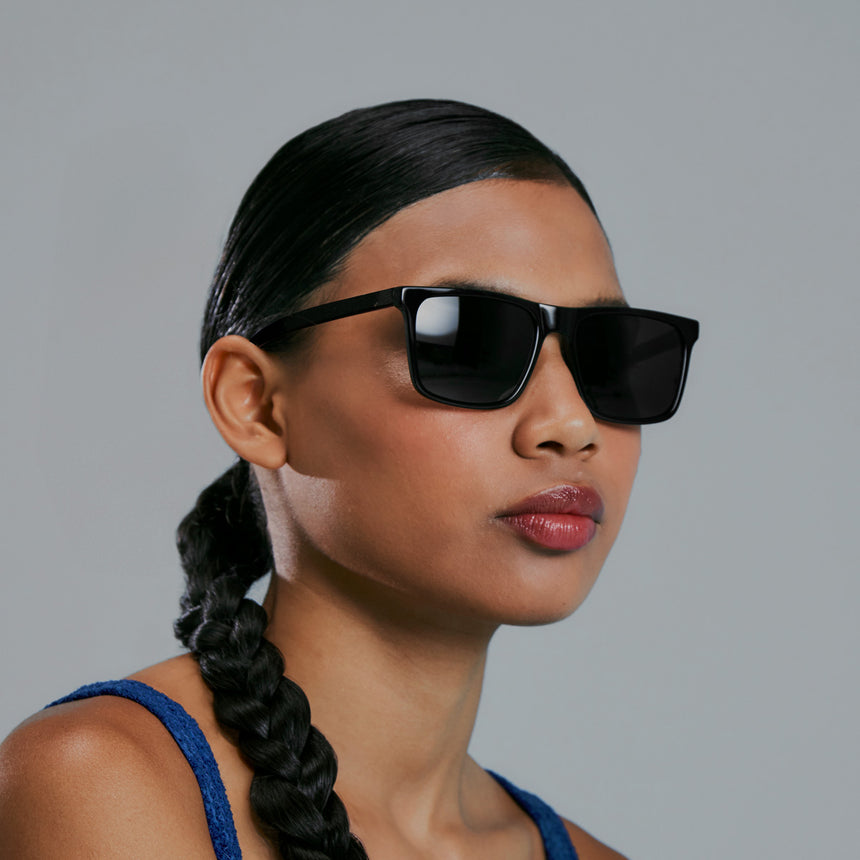 Óculos Zeta Black em modelo com rosto médio