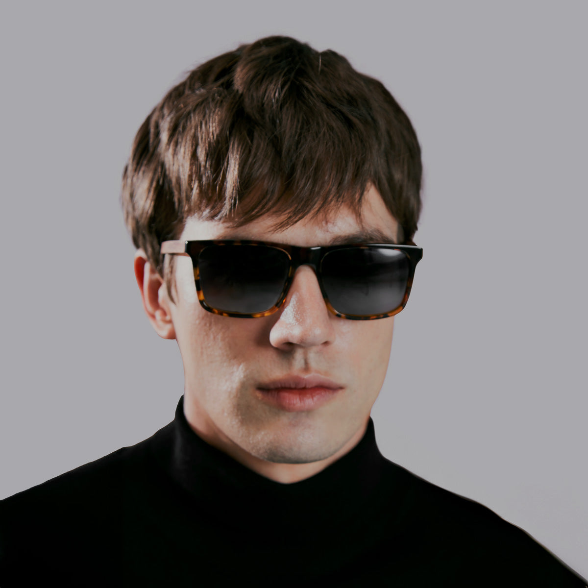 Óculos Zeta Tortoise em modelo com rosto grande