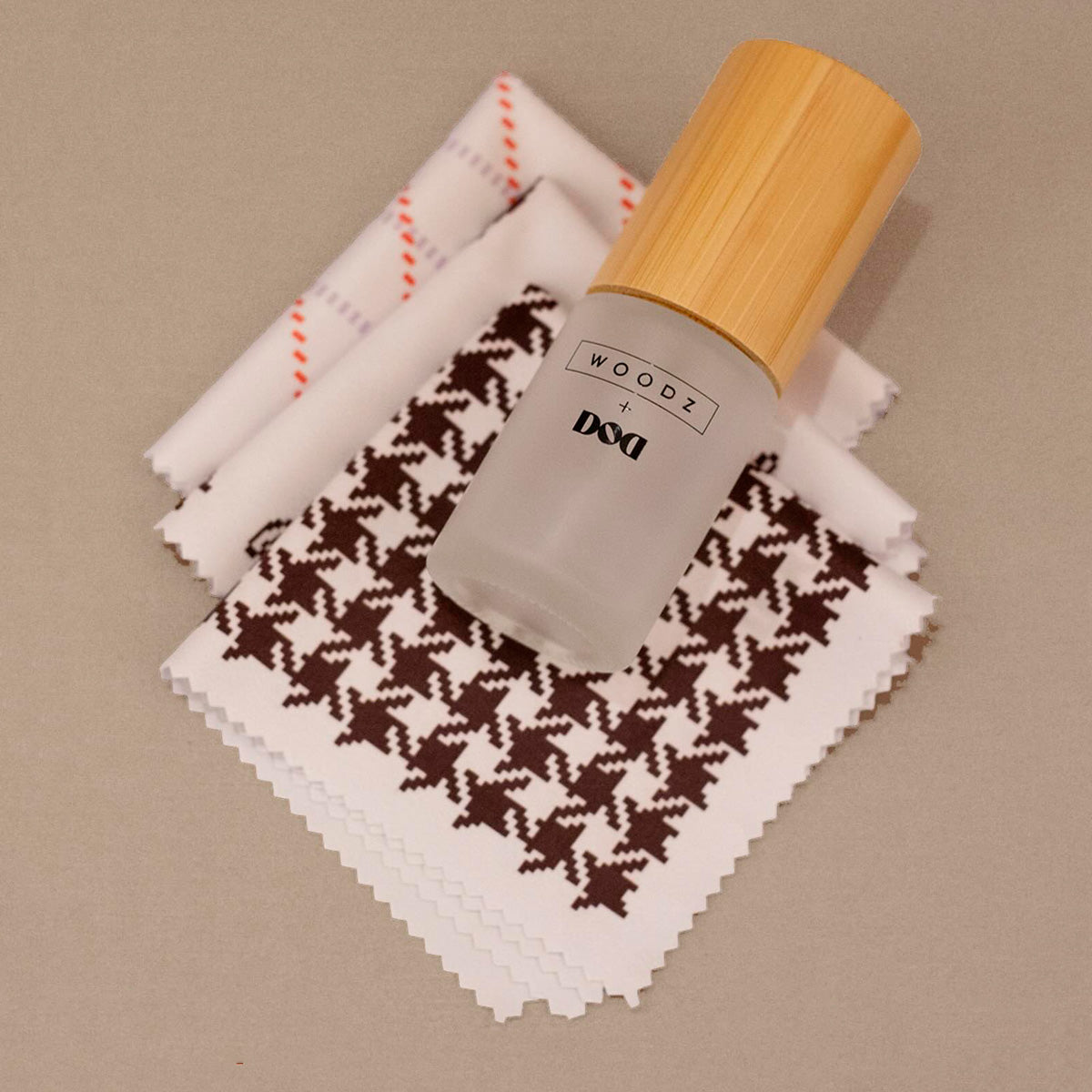 Trio de lenços sortidos com estampas da Collab Woodz + DOD e spray limpa lentes em vidro com tammpa de bambu