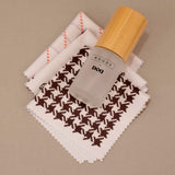 Trio de lenços sortidos com estampas da Collab Woodz + DOD e spray limpa lentes em vidro com tammpa de bambu