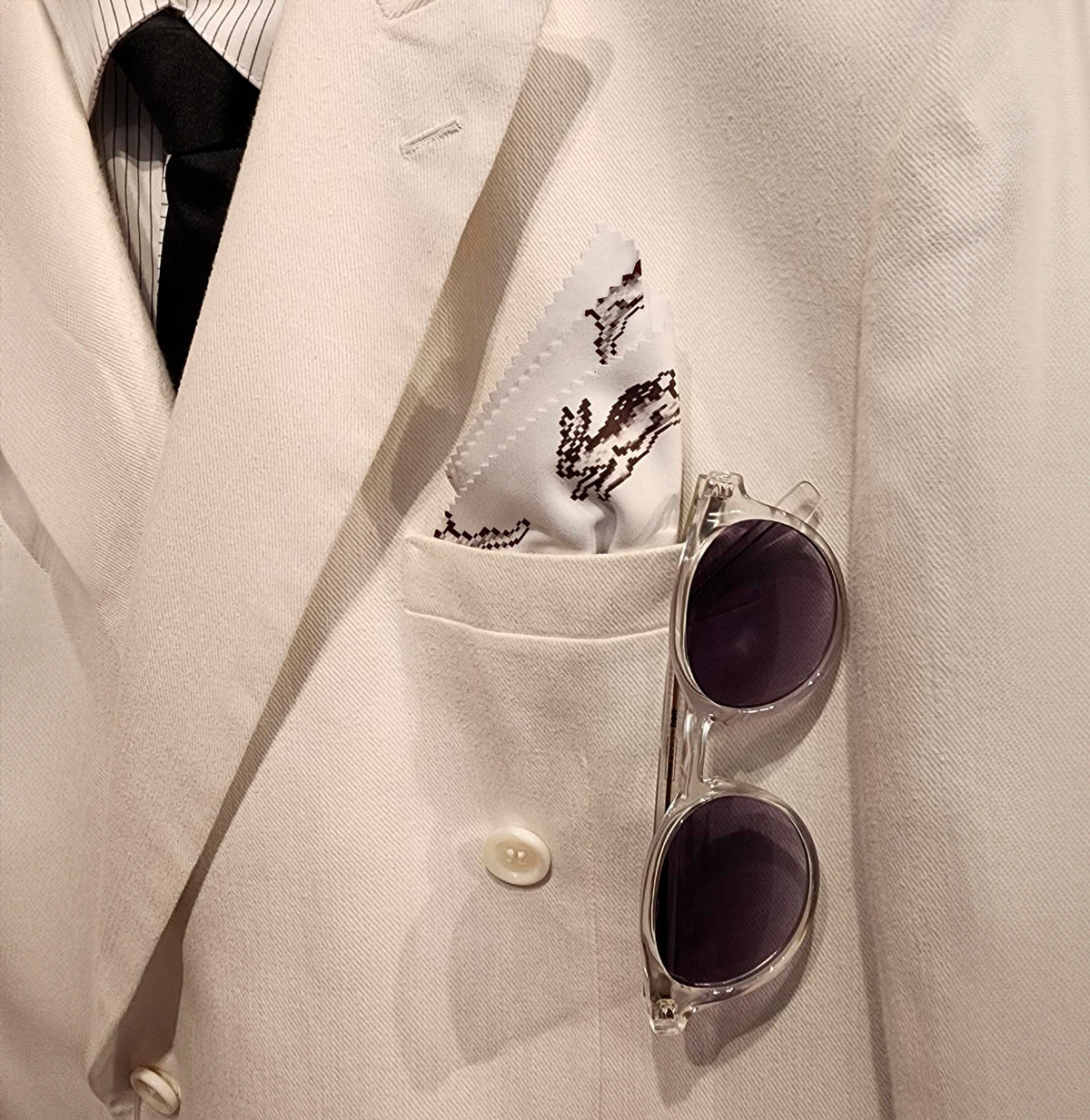 Foto ilustrativa do paninho da Collab usado como lenço de bolso num terno da DOD