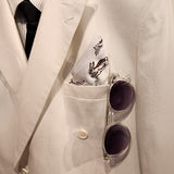 Foto ilustrativa do paninho da Collab usado como lenço de bolso num terno da DOD