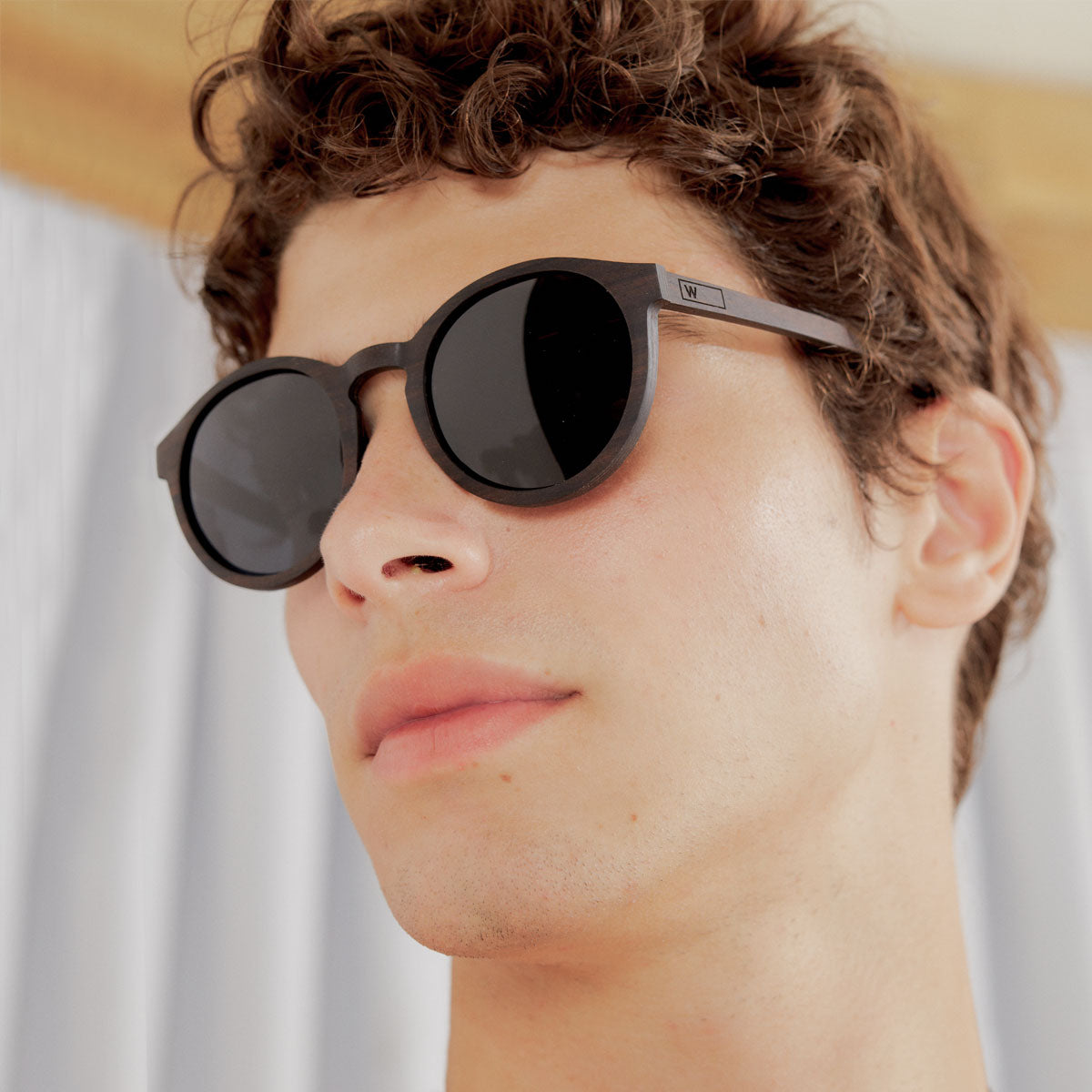 Óculos Elli Dark solar em modelo com rosto médio.
