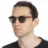 Taylor em modelo com rosto grande