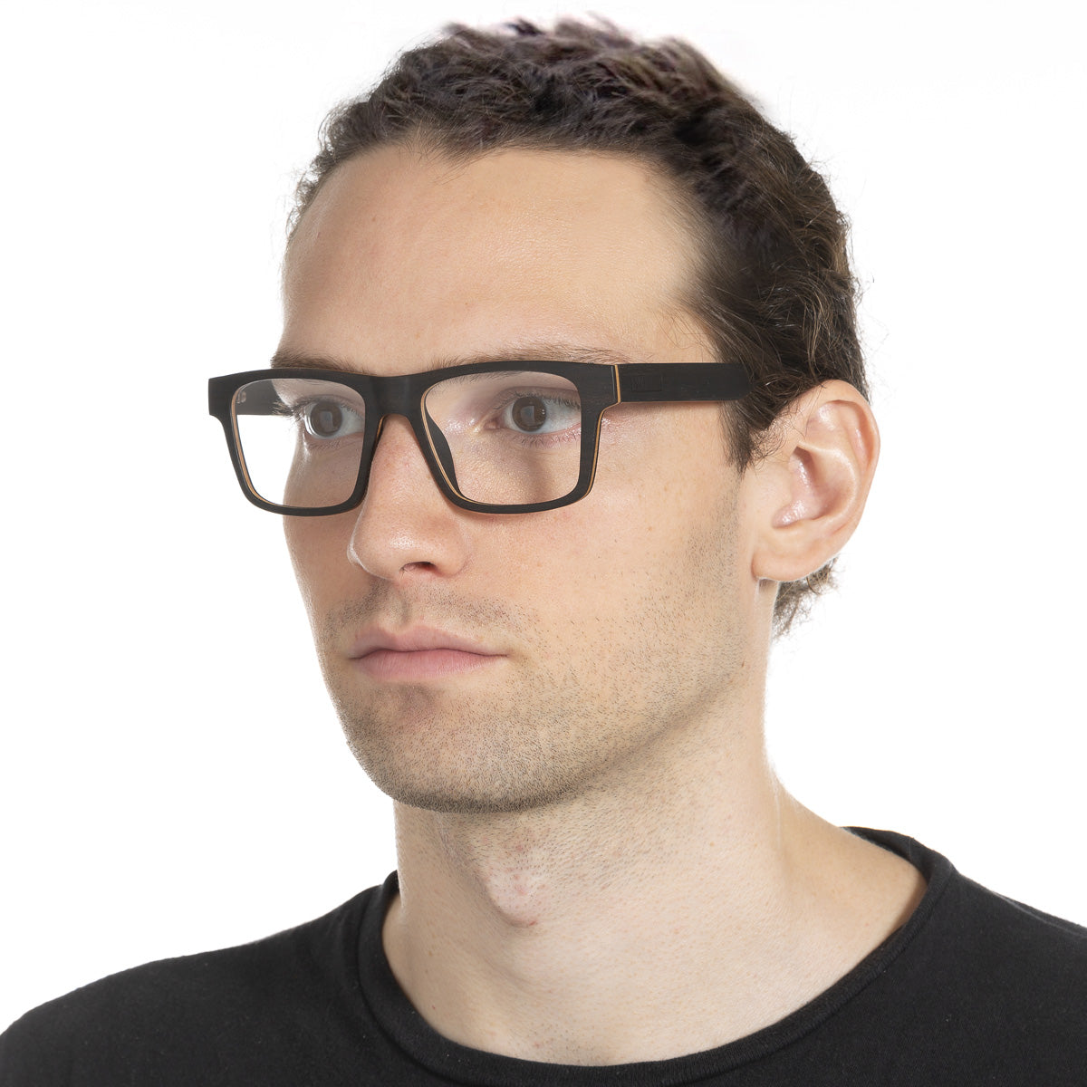 Ivo Dark em modelo com rosto grande