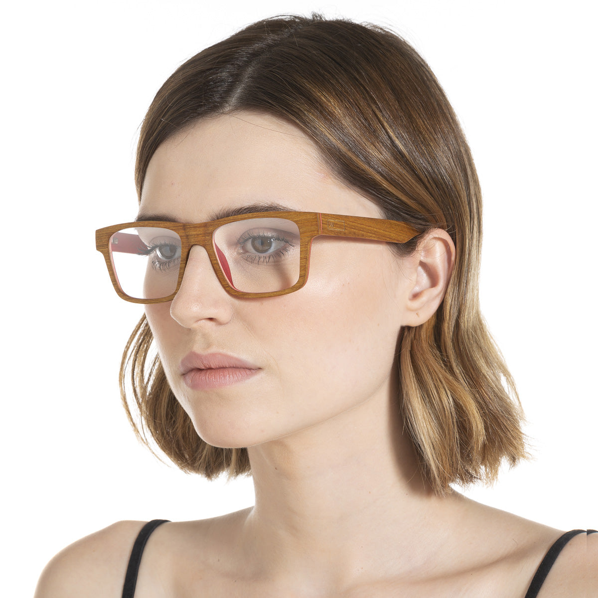 Armação Yvo Light em modelo com rosto grande