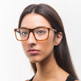Modelo com rosto tamanho pequeno usa armação Zeta Ambar