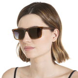 Modelo com rosto tamanho grande usa armação Zeta Ambar