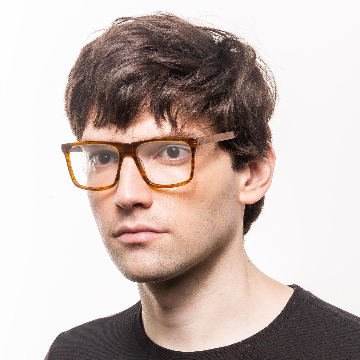 Modelo com rosto tamanho grande usa armação Zeta Ambar