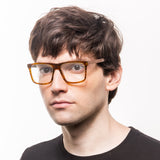 Modelo com rosto tamanho grande usa armação Zeta Ambar