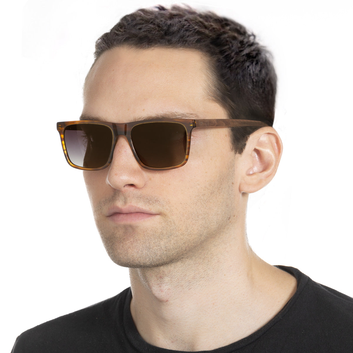 Modelo com rosto tamanho grande usa armação Zeta Ambar