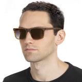 Modelo com rosto tamanho grande usa armação Zeta Ambar