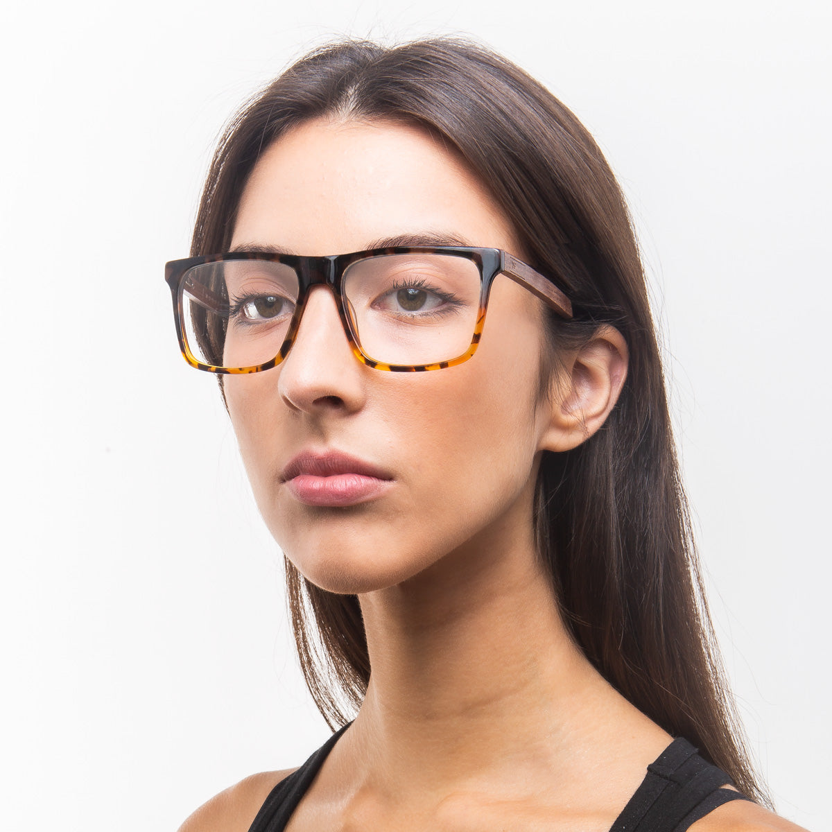 Modelo com rosto tamanho pequeno usa armação Zeta Tortoise Brilho