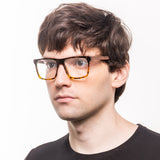 Modelo com rosto tamanho grande usa armação Zeta Tortoise Brilho